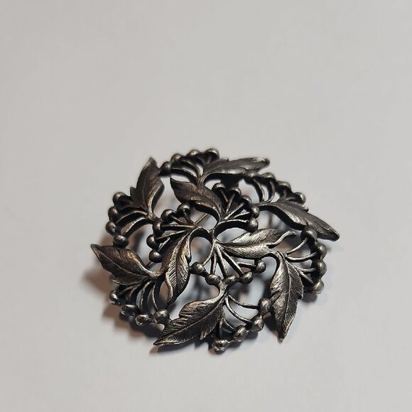 Elegant Pewter Color Brooch - Picture 1 of 3